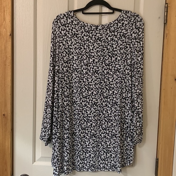 EUC Old Navy Black & White Flowy Top - Picture 8 of 9